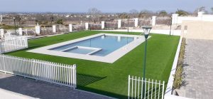 césped en piscina
